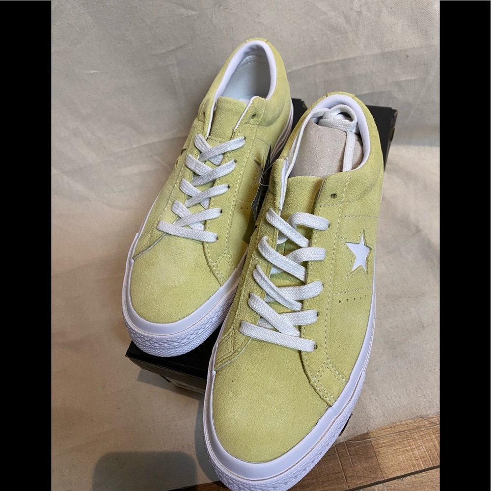 Yellow/ white Converse